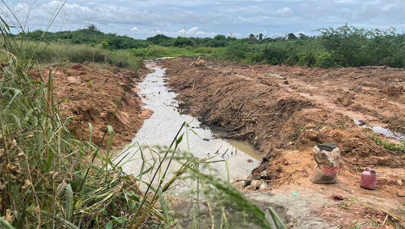 Imagem 1 - Homem tenta concretar córrego em Mossoró; serviço poderia represar água das chuvas e inundar casas. O córrego fica localizado ao lado do Condomínio Quintas dos Lagos, na região do Abolição 3, em Mossoró. Segundo o advogado Humberto Fernandes, que representa o condomínio, o proprietário do terreno por onde o córrego passa, decidiu obstruir o fluxo da água. Acontece que o córrego dá vazão a água das chuvas que desce de toda a região. Caso o serviço fosse finalizado, esta água ficaria represada, inundando não apenas as casas do Quintas, como toda a pista que dá acesso ao shopping e aos Loteamentos que ficam na estrada da granja. Já Enéas Mendes, proprietário do terreno, alega que o córrego não é natural, mas um serviço foi feito pela empresa que construiu o condomínio e que a água parada no local vem provocando mau odor e atrai diversos tipos de insetos. Imagem 1 - Homem tenta concretar córrego em Mossoró; serviço poderia represar água das chuvas e inundar casas. O córrego fica localizado ao lado do Condomínio Quintas dos Lagos, na região do Abolição 3, em Mossoró. Segundo o advogado Humberto Fernandes, que representa o condomínio, o proprietário do terreno por onde o córrego passa, decidiu obstruir o fluxo da água. Acontece que o córrego dá vazão a água das chuvas que desce de toda a região. Caso o serviço fosse finalizado, esta água ficaria represada, inundando não apenas as casas do Quintas, como toda a pista que dá acesso ao shopping e aos Loteamentos que ficam na estrada da granja. Já Enéas Mendes, proprietário do terreno, alega que o córrego não é natural, mas um serviço foi feito pela empresa que construiu o condomínio e que a água parada no local vem provocando mau odor e atrai diversos tipos de insetos.