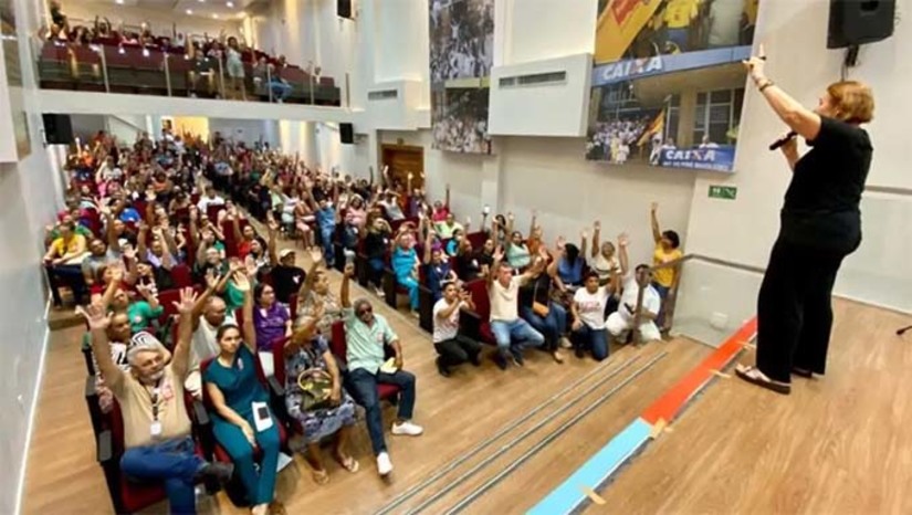 Imagem 1 -  A decisão aconteceu durante assembleia do Sindsaúde realizada nesta quinta-feira (25), em Natal. Com isso, os servidores voltarão a trabalhar nesta sexta-feira (26) normalmente. Na quarta (24), representantes dos servidores se reuniram com o secretário estadual de Administração, Pedro Lopes, e receberam uma nova proposta de reajuste salarial. O secretário se comprometeu com um primeiro reajuste salarial de 4,6% em janeiro de 2025; seguido de um segundo reajuste em abril de 2025, de acordo com o cálculo da inflação de 2024; um terceiro aumento de 2% em janeiro de 2026; e um quarto reajuste em abril de 2026, com base na inflação do ano anterior.