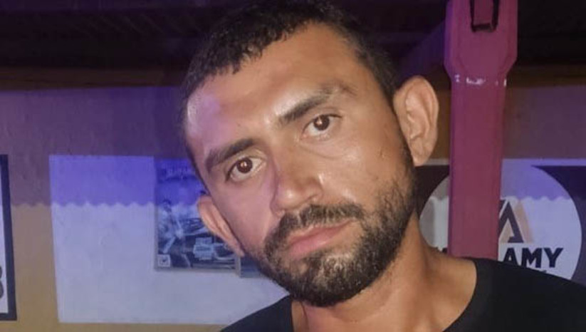 Imagem 1 - Homem que confessou ter praticado um homicídio em Caraúbas é assassinado a tiros em Campo Grande. Renildo Fernandes da Silva foi assassinado na pousada onde estava, na noite desta quinta-feira (25), no município de Campo Grande. A vítima era autora confessa do homicídio de Lino Julião Arruda da Silva, de 45 anos, assassinado com um golpe na cabeça, na madrugada de 19 de abril, em Caraúbas. De acordo com informações do delegado Gabriel Nápoli, no sábado (20), Renildo se apresentou na delegacia de Caraúbas e confessou o crime contra Lino, mas não permaneceu preso por ter livrado o flagrante. A polícia civil vai investigar se os dois crimes têm ligação. Imagem 1 - Homem que confessou ter praticado um homicídio em Caraúbas é assassinado a tiros em Campo Grande. Renildo Fernandes da Silva foi assassinado na pousada onde estava, na noite desta quinta-feira (25), no município de Campo Grande. A vítima era autora confessa do homicídio de Lino Julião Arruda da Silva, de 45 anos, assassinado com um golpe na cabeça, na madrugada de 19 de abril, em Caraúbas. De acordo com informações do delegado Gabriel Nápoli, no sábado (20), Renildo se apresentou na delegacia de Caraúbas e confessou o crime contra Lino, mas não permaneceu preso por ter livrado o flagrante. A polícia civil vai investigar se os dois crimes têm ligação.
