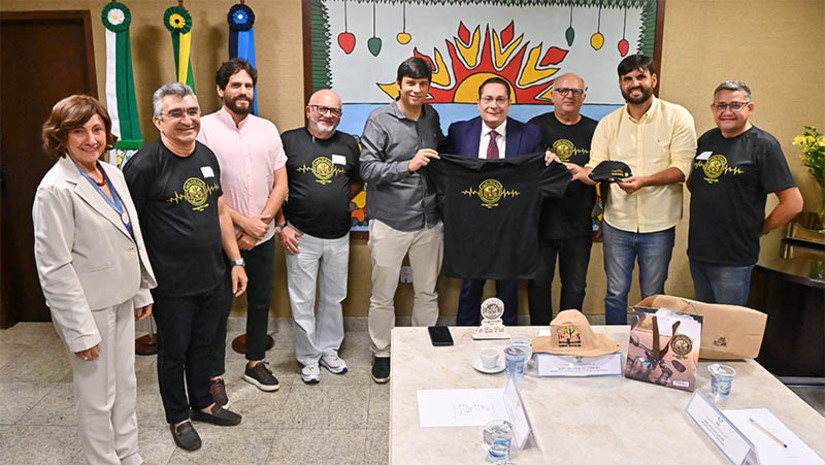 Imagem 1 - Deputado Ezequiel Ferreira recebe diretoria do Cactus Moto Fest. O encontro aconteceu nesta quinta-feira (25), na ALRN. Acompanhados do prefeito, Odon Júnior (PT) e do secretário de Infraestrutura de Currais Novos, Lucas Galvão, os organizadores do evento renovaram o convite e a solicitação de incentivo para a realização da edição de 2024, que este ano promete ser uma das maiores da história. Imagem 1 - Deputado Ezequiel Ferreira recebe diretoria do Cactus Moto Fest. O encontro aconteceu nesta quinta-feira (25), na ALRN. Acompanhados do prefeito, Odon Júnior (PT) e do secretário de Infraestrutura de Currais Novos, Lucas Galvão, os organizadores do evento renovaram o convite e a solicitação de incentivo para a realização da edição de 2024, que este ano promete ser uma das maiores da história.