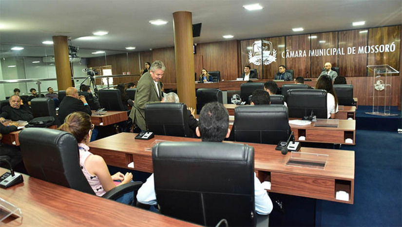 Imagem 1 -  Projeto da LDO é debatido em audiência pública na Câmara de Mossoró. A audiência aconteceu nesta sexta-feira (26). Representaram a Prefeitura a secretária municipal de Finanças e interina de Planejamento, Orçamento e Gestão, Tatiane Paula, e o consultor geral do Município e secretário interino de Governo, Rodrigo Forte. Na ocasião, os vereadores debateram o projeto, de autoria do legislativo municipal, que recebeu elogios e críticas. “A LDO é elaborada com metas que pretendemos alcançar. Também dispõe sobre as despesas e receitas, e com base nessas metas estruturarmos o orçamento de 2025”, explicou a secretária Tatiane.
