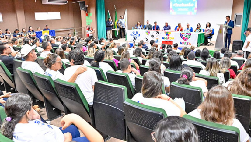 Imagem 1 -  O pedido foi feito em Audiência Pública realizada no Auditório do IFRN pelo deputado estadual Neilton Diógenes, do PP. “Hoje (sexta-26), neste momento de profunda significância, quero expressar não apenas palavras, mas sentimentos que habitam meu coração. Esta audiência é mais do que um evento; é um abraço coletivo, um lugar de encontro para compartilhar histórias, dores e esperanças. Estamos aqui não apenas como legisladores, autoridades ou cidadãos, mas como seres humanos, unidos pela causa das famílias atípicas e das pessoas com deficiência”, falou o deputado Neilton Diógenes, do PP, que fez a preposição da audiência pública.  Neilton Diógenes disse compreender a grandeza do amor de cada mãe atípica presente, além da imensidão de suas preocupações e a coragem que carregam em cada passo dado ao lado de seus filhos.