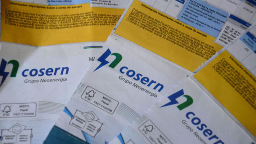 Imagem 1 - Conta de energia segue sem cobrança extra de bandeira tarifária em maio. Segundo a Agência Nacional de Energia Elétrica (ANEEL), as condições favoráveis para a geração de energia elétrica no país permitiram manter a bandeira tarifária verde por mais um mês. O cenário vem se mantendo há 25 meses, desde abril de 2022. O sistema de bandeiras tarifárias foi criado pela Aneel em 2015 e possibilita ao consumidor ter maior controle sobre sua conta de energia. Apesar de não haver cobrança extra, a agência reforçou a importância do uso responsável da energia elétrica, mesmo em períodos favoráveis. Imagem 1 - Conta de energia segue sem cobrança extra de bandeira tarifária em maio. Segundo a Agência Nacional de Energia Elétrica (ANEEL), as condições favoráveis para a geração de energia elétrica no país permitiram manter a bandeira tarifária verde por mais um mês. O cenário vem se mantendo há 25 meses, desde abril de 2022. O sistema de bandeiras tarifárias foi criado pela Aneel em 2015 e possibilita ao consumidor ter maior controle sobre sua conta de energia. Apesar de não haver cobrança extra, a agência reforçou a importância do uso responsável da energia elétrica, mesmo em períodos favoráveis.