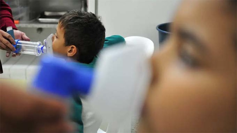 Imagem 1 -  O vírus sincicial respiratório (VSR) é o responsável por quase 60% do total de casos recentes de síndrome causados por vírus respiratório entre as crianças. Para que a população se proteja, o coordenador do InfoGripe, Marcelo Gomes, destaca a importância da vacinação, para evitar contrair a gripe, e as complicações da doença. Marcelo Gomes chama a atenção também para o uso de máscaras de proteção, para as pessoas que estão com sintomas de gripe ou resfriado, ou que forem a uma unidade de saúde.
