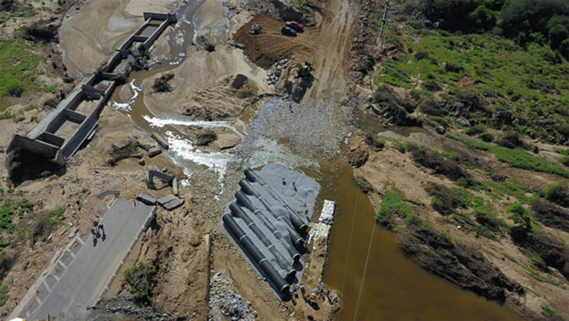 Imagem 1 -  Num primeiro momento, foi prometido concluir o desvio em 15 dias e as chuvas atrapalharam as obras. Depois foi prometido para o final de abril e novamente não foi possível. Nesta segunda-feira, 29, a governadora Fátima Bezerra disse que falou com o superintendente do DNIT e ele prometeu entregar a obra pronta no dia 10 de maio. Até lá, os veículos de passeio estão passando por um desvio por dentro de uma propriedade privada, pagando um pedágio de 20 reais. Os veículos de grande porte, usam rotas alternativas: BRs 406 e 226. A ponte sob o rio Ponta da Serra foi arrancada por uma enxurrada no dia 30 de março.