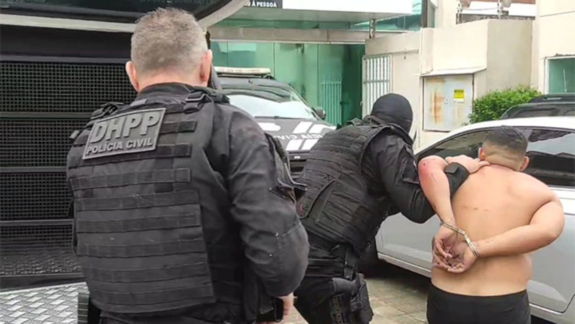 Imagem 1 - Na ocasião, os b4andidos mataram também o cliente dela, Janielson Nunes de Lima, de 25 anos. Ela havia ido a delegacia com o cliente apresentá-lo numa investigação do assassinato do vaqueiro João Victor, ocorrido 3 dias antes. Ao sair da delegacia, os dois foram m0rt0s. Ao todo, são 20 mandados de busca e apreensão, 07 mandados de prisão nos municípios de São José do Mipibu, Espírito Santo e Goianinha. São mais de 100 policiais cumprindo as ordens judiciais nos endereços apontados na investigação nestes três municípios Imagem 1 - Na ocasião, os b4andidos mataram também o cliente dela, Janielson Nunes de Lima, de 25 anos. Ela havia ido a delegacia com o cliente apresentá-lo numa investigação do assassinato do vaqueiro João Victor, ocorrido 3 dias antes. Ao sair da delegacia, os dois foram m0rt0s. Ao todo, são 20 mandados de busca e apreensão, 07 mandados de prisão nos municípios de São José do Mipibu, Espírito Santo e Goianinha. São mais de 100 policiais cumprindo as ordens judiciais nos endereços apontados na investigação nestes três municípios