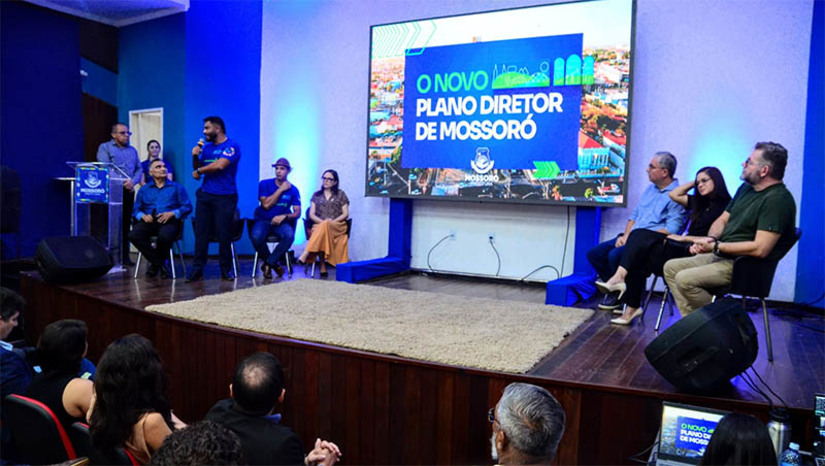 Imagem 1 -  Novo plano diretor promete impulsionar o desenvolvimento de Mossoró pelos próximos anos. Nesta terça-feira (30), a gestão realizou um encontro, no auditório da Estação das Artes, para explicar os primeiros passos da elaboração do plano, que está desatualizado há 17 anos. O novo plano diretor deverá incluir medidas de promoção para uso sensato do solo e a preservação de áreas verdes, buscando garantir uma maior qualidade de vida à população. Além disso, o investimento em infraestrutura, e a criação de espaços inclusivos de convívio popular.