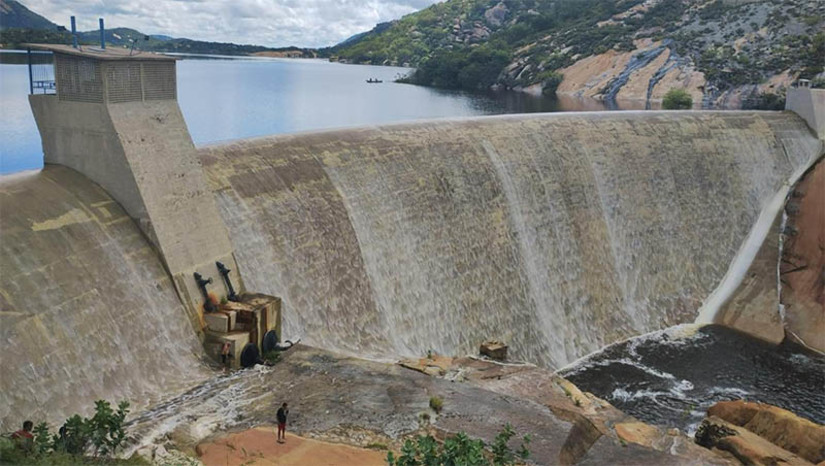 Imagem 1 - Chuvas acima da média em 2023 e no início de 2024 reduziram áreas afetadas pela seca no RN. É o que apontam os dados recentes do Monitor de Secas, coordenado pela Agência Nacional de Águas e Saneamento Básico (ANA), referentes ao mês de março de 2024. Segundo o levantamento, dos 167 municípios do estado, apenas Paraná, Major Sales, Luís Gomes, Riacho de Santana, Coronel João Pessoa, Venha-Ver e São Miguel, todos localizados na região do Alto Oeste, estão classificados na categoria de seca fraca. As previsões ainda indicam uma seca branda para os próximos meses, considerando as condições climáticas atuais. Imagem 1 - Chuvas acima da média em 2023 e no início de 2024 reduziram áreas afetadas pela seca no RN. É o que apontam os dados recentes do Monitor de Secas, coordenado pela Agência Nacional de Águas e Saneamento Básico (ANA), referentes ao mês de março de 2024. Segundo o levantamento, dos 167 municípios do estado, apenas Paraná, Major Sales, Luís Gomes, Riacho de Santana, Coronel João Pessoa, Venha-Ver e São Miguel, todos localizados na região do Alto Oeste, estão classificados na categoria de seca fraca. As previsões ainda indicam uma seca branda para os próximos meses, considerando as condições climáticas atuais.