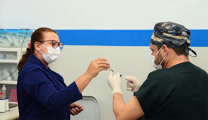 Imagem 1 -  Quase mil pequenos procedimentos cirúrgicos são realizados por mês naquela unidade. Cerca de trezentas pessoas são atendidas todos os meses, sendo que cada uma delas pode realizar diversos procedimentos num mesmo atendimento. Isso gera benefícios diretos à população, ou seja, não sendo necessário realizar vários agendamentos. A população que necessita do serviço busca a Unidade Básica de Saúde (UBS), que realiza o agendamento encaminhando o paciente ao procedimento.