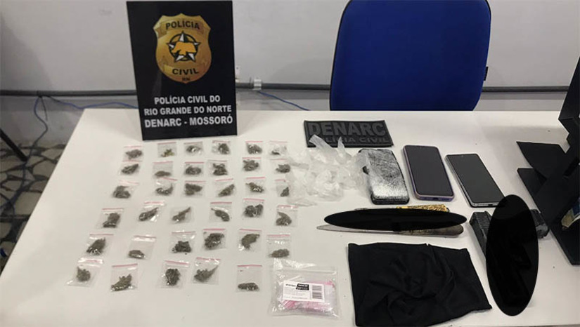 Imagem 1 -  Jovem de 19 anos é preso por suspeita de tráfico de drogas no Santo Antônio. A prisão aconteceu no final da manhã desta quinta-feira (2). Daniel Derik Freitas, de 19 anos foi alvo de uma operação conduzida pela Delegacia Especializada em Narcóticos (DENARC/Mossoró). Com ele, os policiais encontraram 34 pacotes de maconha, um simulacro de arma de fogo, uma faca e embalagens para preparo de drogas.
