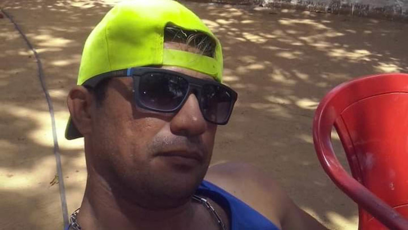 Imagem 1 -  Tratorista é assassinado a tiros em oficina na Maisa, zona rural de Mossoró. O crime aconteceu no final da manhã desta quinta-feira (2). De acordo com informações do delegado Caio Fábio, da DHPP, a vítima, identificada como Cristiano Robson Pereira da Silva, de 38 anos, estava no local realizando o conserto de sua motocicleta, quando foi surpreendida por dois suspeitos que se aproximaram em outra motocicleta, já atirando contra ele. Cristiano ainda tentou correr, mas foi atingido e caiu poucos metros à frente. Segundo informações de populares, a vítima era tida como trabalhadora e não tinha antecedentes criminais. A DHPP vai investigar o caso.