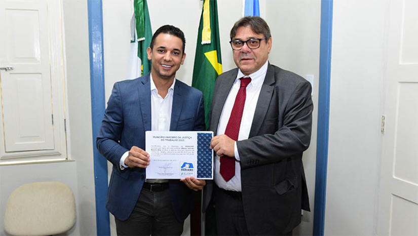 Imagem 1 -  Prefeitura de Mossoró recebe selo de parceria do Tribunal Regional do Trabalho. No Salão dos Grandes Atos, no Palácio da Resistência, nesta sexta-feira (3), a Prefeitura de Mossoró firmou mais uma parceria com o TRT. De forma integrada, o Município vai receber, no dia 17 de outubro, o Pop Rua Jud, evento realizado pelo Tribunal Regional do Trabalho da 21ª Região (RN) com diversos serviços voltados para população em situação de vulnerabilidade.