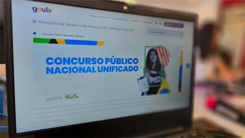 Imagem 1 -  O governo federal decidiu adiar a realização das provas do Concurso Nacional Unificado (CNU), conhecido como "Enem dos Concursos", que seriam aplicadas neste domingo (5) em todo o país.O adiamento estava sendo avaliado pela equipe ministerial do governo, diante da situação de calamidade no Rio Grande do Sul, provocada por fortes chuvas que assolam a região.O ministro da Secretaria de Comunicação, Paulo Pimenta, declarou pela manhã que 86 mil pessoas se inscreveram para fazer provas do CNU em 10 cidades do Rio Grande do Sul. No país foram cerca de 2,5 milhões de inscritos.  Uma nova data ainda não foi definida. 