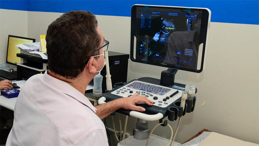 Imagem 1 -  Com mutirões todas as semanas, saúde de Mossoró chega a realizar  3 mil ultrassonografias por mês. Na manhã desta sexta-feira (3), a movimentação no setor de exames de ultrassonografias foi intensa no Centro Clínico Professor Vingt-un Rosado, o PAM do Bom Jardim, registrando boa adesão do público em busca do serviço público. “Em Mossoró realizamos agora uma média de 700 ultrassonografias semanais, totalizando quase 3 mil ultrassonografias por mês. Isso representa um aumento considerável de ultrassonografias. Antes, a média era de 50 a 70 ultrassonografias por mês”, destacou Morgana Dantas, secretária municipal de Saúde.
