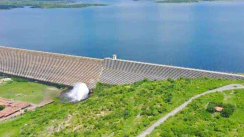 Imagem 1 -  Com volume superior a 80% aumenta a expectativa pela sangria da barragem de Santa Cruz. O segundo maior reservatório do Rio Grande do Norte, localizado no município de Apodi, já acumula 80,41% de sua capacidade total, de acordo com o Relatório dos Volumes dos Principais Reservatórios do RN, divulgado nesta quinta-feira (02), pelo Igarn. A população de Apodi e da região acompanha com grande expectativa o aumento do volume da barragem de Santa Cruz, visto que a última vez que o reservatório alcançou seu potencial máximo e sagrou foi no ano de 2009. A sangria, segundo moradores, além de segurança hídrica, vai fomentar o turismo e a economia local.
