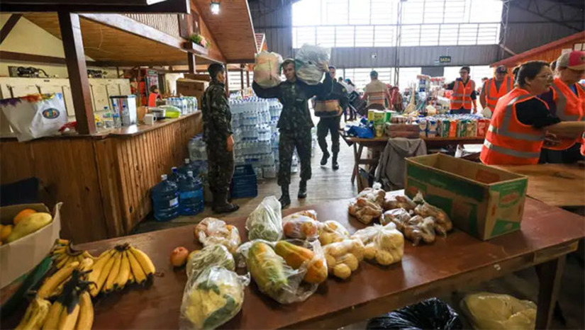 Imagem 1 -  O Rio Grande do Sul já registra 56 mortes devido às fortes chuvas que atingem o estado desde o início da semana. De acordo com boletim da Defesa Civil, 281 municípios foram afetados deixando 8.296 pessoas em abrigos e 24.666 cidadãos desalojados. O número de desaparecidos chega a 67. Há ainda 74 feridos. Todos os dados são parciais e tendem a pior a cada momento. E o INMET prevê mais temporais neste final de semana.