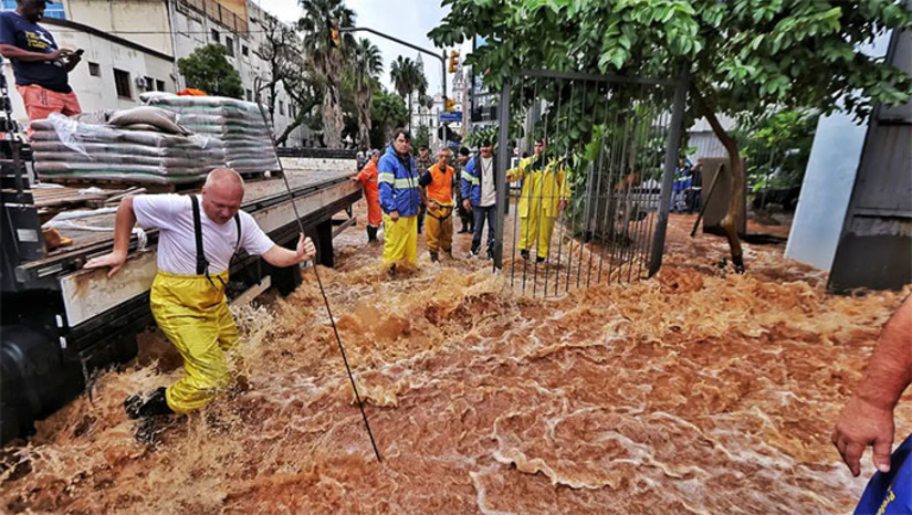 Imagem 1 -  Equipes de salvamento de vários estados e do Governo Federal informam que já retiraram mais de 10 mil pessoas das áreas de risco. Neste domingo, 5, o presidente Lula volta a se reunir com o governador Eduardo Leite e dezenas de prefeitos, em Portalegre, capital do Rio Grande Sul, para reforçar o trabalho de salvamento e já ir projetando a reconstrução de centenas de municípios afetados pelo maior desastre climático da história.