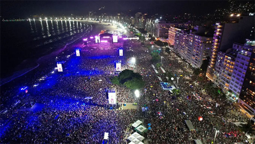 Imagem 1 - Riotur estima 1,6 milhão de pessoas em Copacabana. O espetáculo, que encerrou a turnê mundial The Celebration Tour, começou pouco depois das 22h30 do último sábado (4) e teve duração de aproximadamente duas horas. Duas artistas brasileiras - Anitta e Pabllo Vittar - contracenaram com a norte-americana. Também houve homenagens para Renato Russo, Cazuza, Abdias do Nascimento, Paulo Freire, Pelé, Caetano Veloso, Gilberto Gil, Marielle Franco, Zumbi dos Palmares, Mano Brown, Erika Hilton, Marta, Cacique Raoni, Maria Bethânia, Daniela Mercury, entre outros. Fabio Motta/Prefeitura do Rio Imagem 1 - Riotur estima 1,6 milhão de pessoas em Copacabana. O espetáculo, que encerrou a turnê mundial The Celebration Tour, começou pouco depois das 22h30 do último sábado (4) e teve duração de aproximadamente duas horas. Duas artistas brasileiras - Anitta e Pabllo Vittar - contracenaram com a norte-americana. Também houve homenagens para Renato Russo, Cazuza, Abdias do Nascimento, Paulo Freire, Pelé, Caetano Veloso, Gilberto Gil, Marielle Franco, Zumbi dos Palmares, Mano Brown, Erika Hilton, Marta, Cacique Raoni, Maria Bethânia, Daniela Mercury, entre outros. Fabio Motta/Prefeitura do Rio