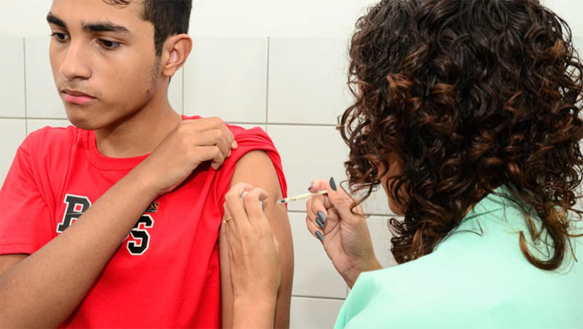 Imagem 1 -  Dia D: saúde de Mossoró aplicou mais de 1.800 doses de vacinas no sábado (4). De acordo com dados consolidados pela Coordenação de Imunizações do município, 1.843 doses foram aplicadas, considerando os três pontos de vacinação em funcionamento. Do total, 1.441 doses aplicadas de vacinas da influenza; 220 doses de febre amarela; 63 doses contra HPV. A vacinação continua em Mossoró nas Unidades Básicas de Saúde, de segunda a sexta-feira, das 7h às 11h e das 13h às 17h.