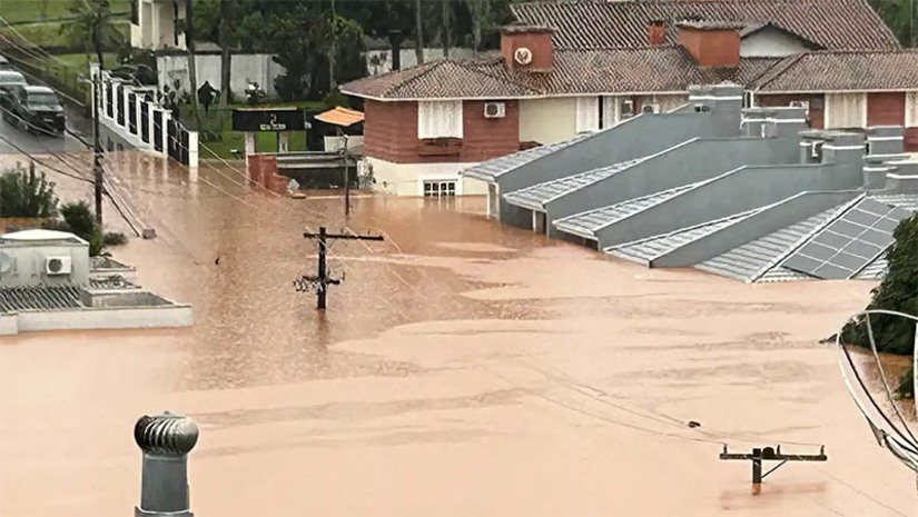Imagem 1 -  Sobe para 83 o número de mortos pelas enchentes no Rio Grande do Sul. O dado consta no boletim da Defesa Civil estadual atualizado às 9h desta segunda-feira (6). No momento, o número de desaparecidos chega a 111 pessoas. Ao todo, são 345 municípios gaúchos atingidos pelos temporais, com mais de 850,4 mil pessoas afetadas. 