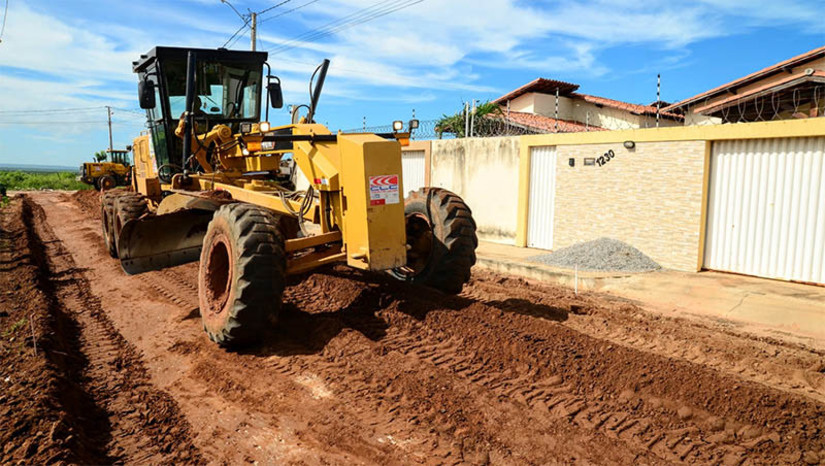 Imagem 1 -  Serviço de pavimentação com piso intertravado começa a ser realizado na Nova Mossoró. O trabalho foi iniciado pela rua Centro Esportivo Mossoroense. A via receberá o piso intertravado com extensão 440 metros. Este tipo de pavimentação, além de sanar o problema com a poeira e lama que atormentam os moradores, já que a via estava com difícil acesso, trará inúmeros benefícios, desde a acessibilidade até a valorização dos imóveis.