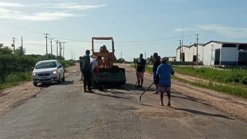 Imagem 1 -  Esta não é a primeira vez que os moradores de Grossos se mobilizam para melhorar as condições de tráfego da RN-012. Em dezembro de 2023, os moradores já haviam realizado o mesmo mutirão a fim de amenizar os buracos e melhorar o tráfego na via.  Os voluntários usaram carago, um material derivado do sal, para tapar os buracos que se formaram na estrada. A prefeita da cidade de Grossos, Cinthia Sonale, esteve em Natal durante a assinatura da ordem de serviço do Lote 1 do Programa de Restauração de Rodovias Estaduais, e cobrou mais uma vez a restauração da RN 012. O secretário de infraestrutura do estado, Gustavo Coelho, disse que a pasta dará continuidade ao serviço de tapa buracos enquanto o estado espera a realização de um grande investimento que é necessário para recuperar a rodovia.