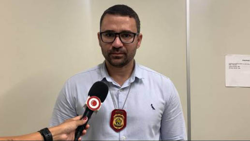 Imagem 1 -  Delegado explica importância de mandados cumpridos contra Tatu e Martelo por crimes em Mossoró. Os mandados de prisão contra  Deibson Cabral Nascimento, o Tatu, de 33 anos, e Rogério da Silva Mendonça, o Martelo, de 35 anos, foram cumpridos na sexta-feira (3), na Penitenciária Federal de Mossoró, onde os dois se encontram custodiados. De acordo com o delegado da Defur, Paulo Torres, os crimes foram cometidos nos dias 14 e 16 de fevereiro, na zona rural do município. 