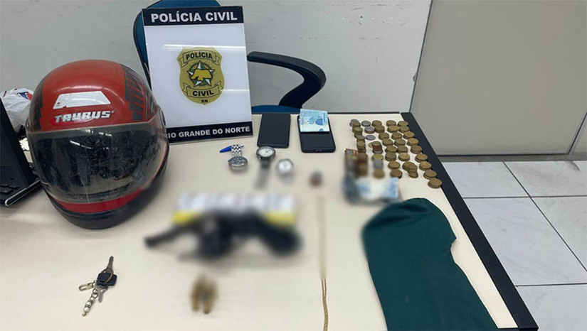 Imagem 1 -  Polícia apreende adolescente que havia acabado de praticar diversos roubos em Mossoró. Os crimes, ou mais precisamente atos infracionais análogos a roubo, aconteceram na manhã desta segunda-feira (6), nos bairros Barrocas e Paredões. No primeiro caso, o adolescente, abordou o proprietário de uma mercearia e roubou dele um celular, dinheiro e cigarros. Em seguida, praticou outro roubo, contra um popular, de quem subtraiu um celular. O menor foi abordado pela equipe da Denarc, que realizava diligências sobre outra investigações e o avistou em atitude suspeita, pilotando uma motocicleta em alta velocidade. Ao ser questionado, ele confirmou os roubos, inclusive da motocicleta. 