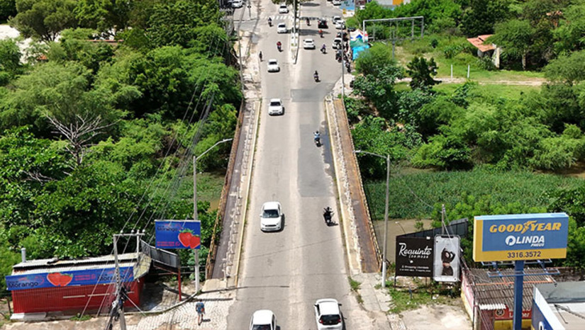 Imagem 1 -  O prefeito Allyson Bezerra e o secretário de Infraestrutura, Rodrigo Lima, assinaram ordem de serviço na tarde desta segunda-feira, dia 6. O investimento total será de R$ 11,9 milhões. A princípio, segundo Luis Correia, gerente de mobilidade urbana de Mossoró, não haverá interdição, porque a empresa vai trabalhar primeiro as fundações. Foto: João Batista (Secom/PMM)
