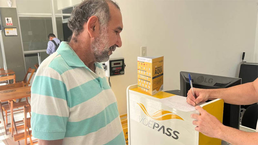 Imagem 1 -  Empresa aérea está recebendo doações em Mossoró para as vítimas das enchentes do Sul. Os itens podem ser entregues no balcão da VoePass, localizado no Aeroporto Dix-Sept Rosado, em Mossoró, das 10h às 16h30. Estão sendo recebidos alimentos não perecíveis, agasalhos e roupas, além de itens de higiene pessoal. Os funcionários não foram autorizados a gravar com a reportagem do MOSSORÓ HOJE, mas fomos informados que nesta segunda-feira (6), primeiro dia de arrecadação, muitas doações já foram recebidas. Dependendo do volume de itens arrecadados, o envio destes para as vítimas das enchentes no Rio Grande do Sul, poderá acontecer já nesta quarta-feira (8). O porteiro Francisco Antônio de Araújo, de 58 anos, fez sua doação no primeiro dia. Para ele, é um ato de humanidade. “Já que eu tenho, vou ajudar quem está precisando”, disse ele.