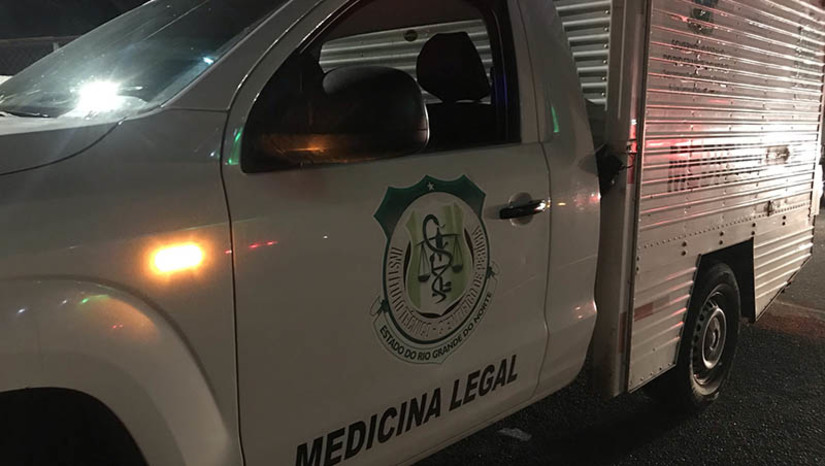 Imagem 1 -  Preso de justiça é assassinado a tiros na rua Pedro Velho, bairro Santo Antônio. O crime aconteceu no final da tarde desta terça-feira (7). A vítima, que ainda não foi identificada, estava em uma motocicleta, na companhia de outro homem, quando foi alvejada a tiros. A polícia militar informou que ainda não há informações sobre o autor dos disparos, que fugiu logo após o crime. A outra vítima correu durante os disparos e ainda não foi localizada. Os policiais não souberam informar se ela chegou a ser alvejada. A viatura do Santo Antônio e a Rocam isolam o local até a chegada da Polícia Civil e do Itep. Itep.