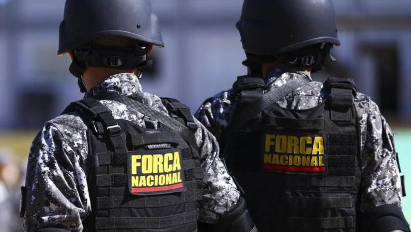 Imagem 1 - Governo do RS pede apoio da Força Nacional para combater saques e roubos. Ao todo, serão enviados 400 integrantes da Força Nacional e 120 viaturas. O governador Eduardo Leite também anunciou, no final da tarde desta terça-feira (7), a implementação do Programa Mais Efetivo, que visa reforçar as forças de segurança, a partir do emprego de militares inativos. A ideia é fortalecer o combate a práticas criminosas que se disseminaram durante a crise no Rio Grande do Sul. Imagem 1 - Governo do RS pede apoio da Força Nacional para combater saques e roubos. Ao todo, serão enviados 400 integrantes da Força Nacional e 120 viaturas. O governador Eduardo Leite também anunciou, no final da tarde desta terça-feira (7), a implementação do Programa Mais Efetivo, que visa reforçar as forças de segurança, a partir do emprego de militares inativos. A ideia é fortalecer o combate a práticas criminosas que se disseminaram durante a crise no Rio Grande do Sul.