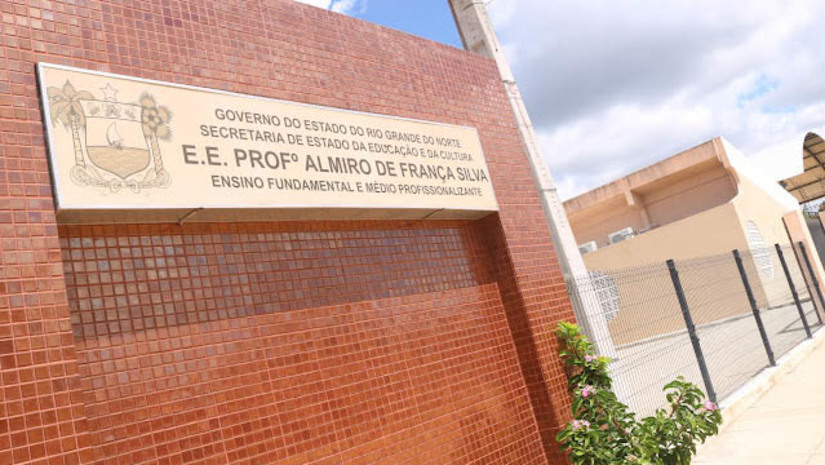 Imagem 1 -  Polícia vai apurar possíveis crimes cometidos contra alunos de uma escola, em Caraúbas. Os relatos dos alunos e seus responsáveis chegaram à delegacia do município no final da tarde desta terça-feira (7). Os supostos crimes teriam sido cometidos em sala de aula, por um professor da Escola Estadual Almiro de França Silva. O delegado Victor Conde informou à reportagem do Portal MOSSORÓ HOJE que determinou a instauração de inquérito para averiguar as denúncias, que serão apuradas, inicialmente, como crimes de tortura, cárcere privado e ameça.