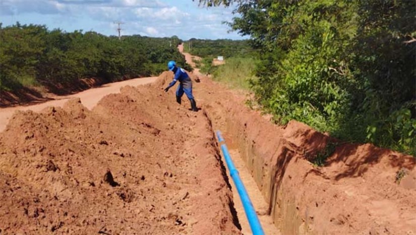 Imagem 1 - A conclusão da obra da adutora, que se estende por 5 quilômetros e foi realizada com recursos próprios, representa um compromisso sólido com o bem-estar e a qualidade de vida da comunidade. O projeto, que transporta água da Vila Rio de Janeiro até a Vila Goiás, visa garantir o fornecimento desse recurso essencial para as necessidades diárias e o desenvolvimento local. Imagem 1 - A conclusão da obra da adutora, que se estende por 5 quilômetros e foi realizada com recursos próprios, representa um compromisso sólido com o bem-estar e a qualidade de vida da comunidade. O projeto, que transporta água da Vila Rio de Janeiro até a Vila Goiás, visa garantir o fornecimento desse recurso essencial para as necessidades diárias e o desenvolvimento local.