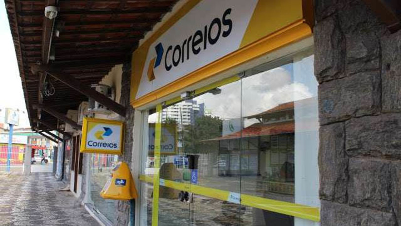 Imagem 1 - Consórcio Nordeste e Correios firmam parceria para transporte de doações ao Rio Grande do Sul. Nesta quarta-feira (8) a governadora Fátima Bezerra, que é presidenta do Consórcio Nordeste, e a superintendente do Correios no RN, Jaqueline Costa do Nascimento, assinaram o Termo de Cooperação que firmou a parceria. A partir de agora todas as agências dos Correios na região Nordeste vão receber as doações, durante seu horário de funcionamento. Após o recebimento, os Correios farão o transporte do material arrecadado de forma gratuita para o Rio Grande do Sul. Imagem 1 - Consórcio Nordeste e Correios firmam parceria para transporte de doações ao Rio Grande do Sul. Nesta quarta-feira (8) a governadora Fátima Bezerra, que é presidenta do Consórcio Nordeste, e a superintendente do Correios no RN, Jaqueline Costa do Nascimento, assinaram o Termo de Cooperação que firmou a parceria. A partir de agora todas as agências dos Correios na região Nordeste vão receber as doações, durante seu horário de funcionamento. Após o recebimento, os Correios farão o transporte do material arrecadado de forma gratuita para o Rio Grande do Sul.