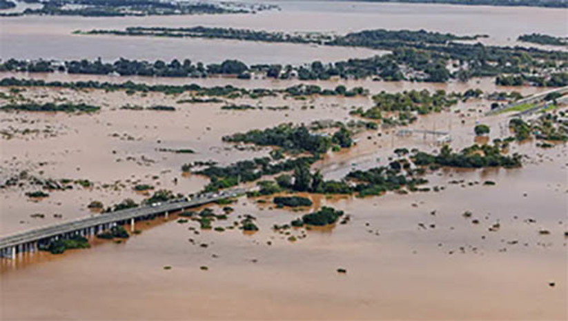 Imagem 1 - Judiciário transfere R$ 82 milhões à Defesa Civil do Rio Grande do Sul. O montante soma R$ 58 milhões dos tribunais e R$ 24 milhões das varas do RS e diz respeito a valores que estavam depositados judicialmente em decorrência da aplicação de penas pecuniárias (em dinheiro). “É uma colaboração importante para ajudar a enfrentar os estragos causados pelas fortes chuvas e ajudar as milhares de pessoas que estão desabrigadas, enfrentando falta de água, alimentos e desabastecimento intenso”, disse o presidente do STF e do Conselho Nacional de Justiça (CNJ), ministro Luís Roberto Barroso. Imagem 1 - Judiciário transfere R$ 82 milhões à Defesa Civil do Rio Grande do Sul. O montante soma R$ 58 milhões dos tribunais e R$ 24 milhões das varas do RS e diz respeito a valores que estavam depositados judicialmente em decorrência da aplicação de penas pecuniárias (em dinheiro). “É uma colaboração importante para ajudar a enfrentar os estragos causados pelas fortes chuvas e ajudar as milhares de pessoas que estão desabrigadas, enfrentando falta de água, alimentos e desabastecimento intenso”, disse o presidente do STF e do Conselho Nacional de Justiça (CNJ), ministro Luís Roberto Barroso.