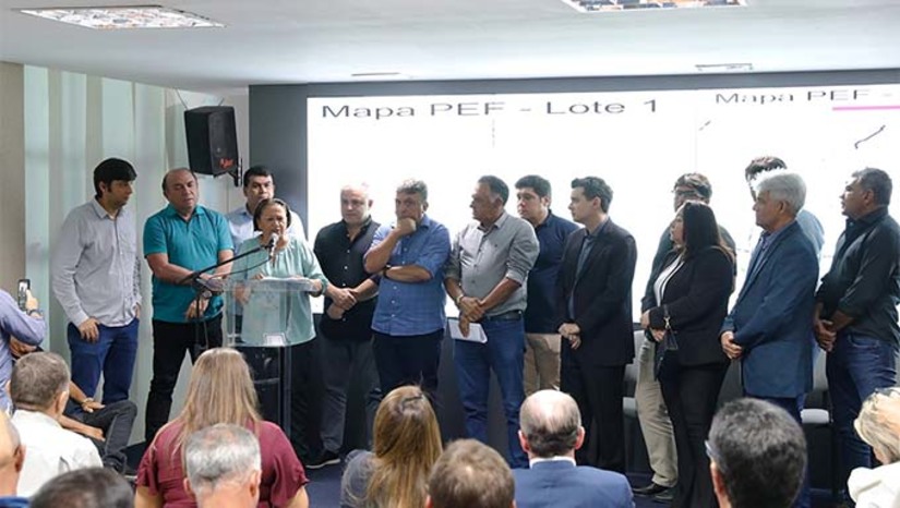 Imagem 1 - O lote 2 contempla 301,5 quilômetros nas regiões Seridó e Central e investimento de R$ 132 milhões. A obra conta com recursos oriundos de emenda parlamentar da bancada do Rio Grande do Norte no Congresso Nacional. Além de interligar o Agreste ao Seridó, fomentando o turismo e o acesso ao Seridó Geoparque Mundial da Unesco, a RN-203 vai facilitar o escoamento da safra agrícola. Esta foi a segunda ordem de serviço para recuperação de estradas. A primeira, totalizando 210 quilômetros, nos distritos de Mossoró e Pau dos Ferros, foi assinada na semana passada. Imagem 1 - O lote 2 contempla 301,5 quilômetros nas regiões Seridó e Central e investimento de R$ 132 milhões. A obra conta com recursos oriundos de emenda parlamentar da bancada do Rio Grande do Norte no Congresso Nacional. Além de interligar o Agreste ao Seridó, fomentando o turismo e o acesso ao Seridó Geoparque Mundial da Unesco, a RN-203 vai facilitar o escoamento da safra agrícola. Esta foi a segunda ordem de serviço para recuperação de estradas. A primeira, totalizando 210 quilômetros, nos distritos de Mossoró e Pau dos Ferros, foi assinada na semana passada.