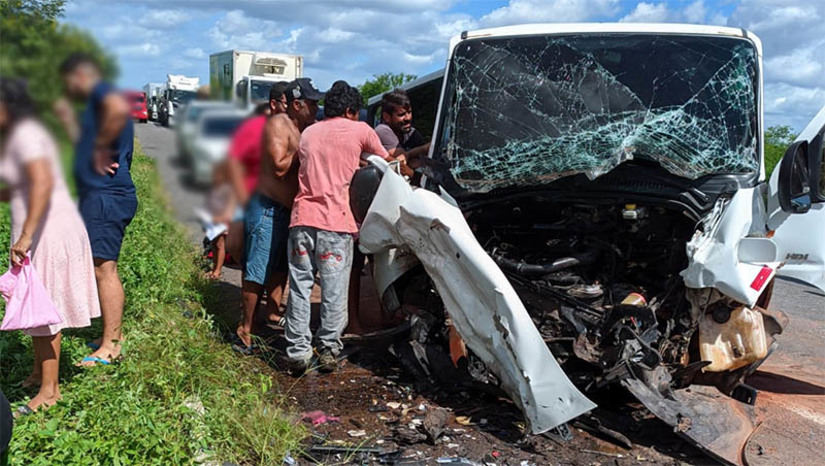 Imagem 1 -  O caso aconteceu por volta das 13h desta quinta-feira (9), na BR-304, na região do Pau Branco, zona rural de Mossoró. As informações iniciais dão conta que uma mulher, de 43 anos, transitava fazendo movimentos de “zig zag” pela rodovia, quando colidiu com uma van escolar, onde estavam o motorista e 14 crianças. Os estudantes, moradores da Maisa, estavam indo para a escola, na Cacimba Funda, na divisa entre o RN e o Ceará. Os feridos foram soco