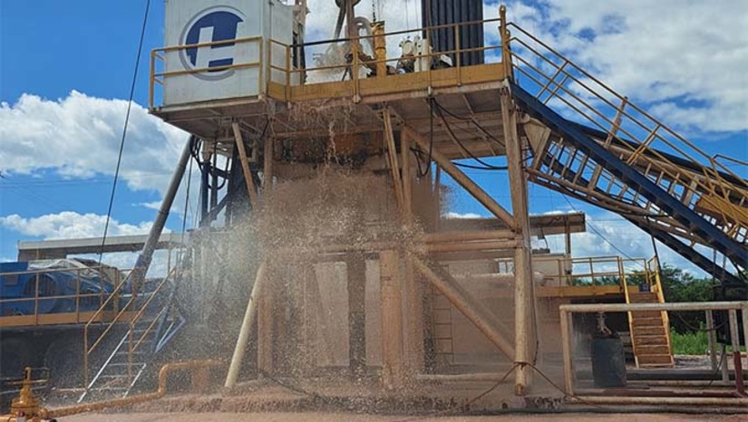 Imagem 1 - A fase de perfuração do poço 33, no Rincão, foi concluída. A perspectiva da Caern é que o poço produza 200 mil litros de água por hora para abastecer a região do Rincão, Alto das Brisas, Pintos e reforçará também o abastecimento da zona leste de Mossoró. O poço passará agora pelo processo de superbombeamento para limpeza da água que está sendo produzida. Os serviços com a sonda serão concluídos e a Caern continua trabalhando na subestação de energia elétrica para alimentar o funcionamento do poço 24 horas. A previsão é que o poço comece a operar em no final deste mês de maio. Imagem 1 - A fase de perfuração do poço 33, no Rincão, foi concluída. A perspectiva da Caern é que o poço produza 200 mil litros de água por hora para abastecer a região do Rincão, Alto das Brisas, Pintos e reforçará também o abastecimento da zona leste de Mossoró. O poço passará agora pelo processo de superbombeamento para limpeza da água que está sendo produzida. Os serviços com a sonda serão concluídos e a Caern continua trabalhando na subestação de energia elétrica para alimentar o funcionamento do poço 24 horas. A previsão é que o poço comece a operar em no final deste mês de maio.