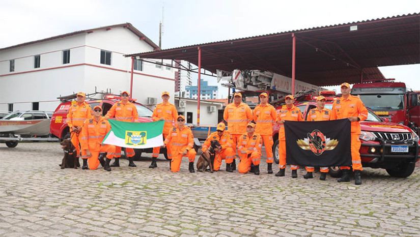 Imagem 1 - RN envia 11 bombeiros, cães e equipamentos para auxiliar o povo gaúcho. Os militares seguiram para o Rio Grande do Sul na manhã desta sexta-feira (10). Com eles, foram enviados equipamentos de resgate e salvamento, quatro embarcações, duas pick-ups, kit’s de atendimento pré-hospitalar, e dois cães especialistas em busca e resgate, para a força tarefa humanitária no estado. Imagem 1 - RN envia 11 bombeiros, cães e equipamentos para auxiliar o povo gaúcho. Os militares seguiram para o Rio Grande do Sul na manhã desta sexta-feira (10). Com eles, foram enviados equipamentos de resgate e salvamento, quatro embarcações, duas pick-ups, kit’s de atendimento pré-hospitalar, e dois cães especialistas em busca e resgate, para a força tarefa humanitária no estado.