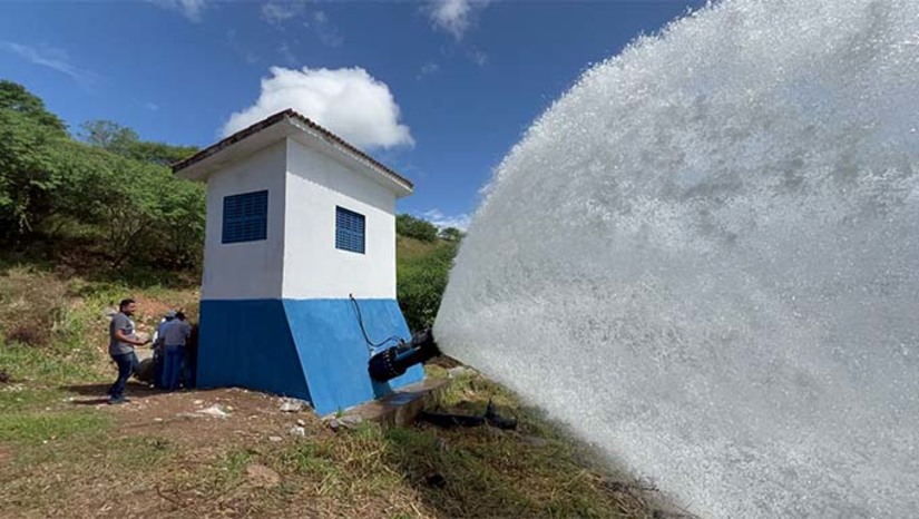 Imagem 1 - Quinto maior reservatório potiguar, a barragem de Tabatinga, que está atualmente com 38,7 milhões de metros cúbicos, 43,1% da capacidade total, volta a ter os equipamentos hidromecânicos em funcionamento. A abertura permite a perenização do Rio Jundiaí. O sistema hidromecânico, formado por comportas, registros de gaveta, válvula dispersora e tubulações, passou por vários serviços de manutenção e restauração. Tabatinga é uma barragem de contenção, com o objetivo de evitar alagamentos e garantir abastecimento no município de Macaíba. Imagem 1 - Quinto maior reservatório potiguar, a barragem de Tabatinga, que está atualmente com 38,7 milhões de metros cúbicos, 43,1% da capacidade total, volta a ter os equipamentos hidromecânicos em funcionamento. A abertura permite a perenização do Rio Jundiaí. O sistema hidromecânico, formado por comportas, registros de gaveta, válvula dispersora e tubulações, passou por vários serviços de manutenção e restauração. Tabatinga é uma barragem de contenção, com o objetivo de evitar alagamentos e garantir abastecimento no município de Macaíba.