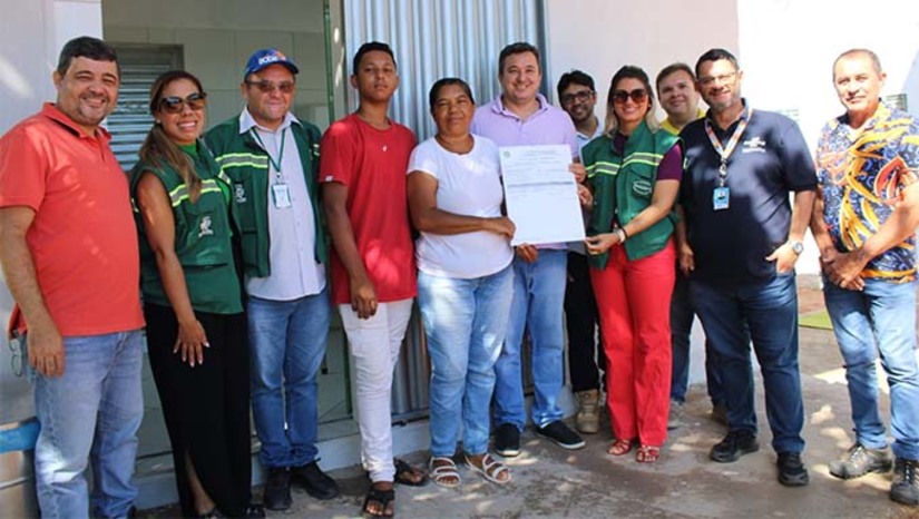 Imagem 1 - A unidade de beneficiamento de polpa de fruta Sabor da Agricultura, localizada no Assentamento Favela, zona rural de Mossoró recebeu nesta sexta- feira (10), a certificação de primeira do país na modalidade a receber selo de inspeção através da fiscalização municipal. Com a certificação, a unidade passa a comercializar polpa de frutas para todo Brasil. O programa “Mossoró Rural” está dando consultoria aos representantes da unidade de beneficiamento. O programa é realizado pela Prefeitura de Mossoró e desenvolvido pela Secretaria Municipal de Agricultura e Desenvolvimento Rural (Seadru), em parceria com o Sebrae, Senar e Funcern. Imagem 1 - A unidade de beneficiamento de polpa de fruta Sabor da Agricultura, localizada no Assentamento Favela, zona rural de Mossoró recebeu nesta sexta- feira (10), a certificação de primeira do país na modalidade a receber selo de inspeção através da fiscalização municipal. Com a certificação, a unidade passa a comercializar polpa de frutas para todo Brasil. O programa “Mossoró Rural” está dando consultoria aos representantes da unidade de beneficiamento. O programa é realizado pela Prefeitura de Mossoró e desenvolvido pela Secretaria Municipal de Agricultura e Desenvolvimento Rural (Seadru), em parceria com o Sebrae, Senar e Funcern.