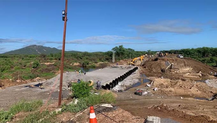 Imagem 1 -  Inicialmente, a previsão era de que o desvio estivesse pronto nesta sexta-feira (10) conforme anunciado pela governadora Fátima Bezerra (PT) após reunião na sede do DNIT em Brasília. No entanto, o superintendente do DNIT no Estado, Getúlio Batista, informou que as chuvas prejudicaram o andamento das obras, adiando a entrega para a próxima quarta-feira, dia 15 de maio.  A BR-304 foi interditada no dia 31 de março devido às fortes chuvas que causaram o colapso de uma ponte na região. O DNIT iniciou a construção do desvio no dia 3 de abril, mas desde então, quatro prazos diferentes foram dados para a conclusão da obra.