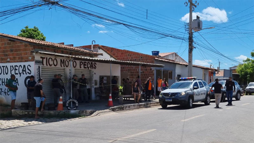 Imagem 1 -  Mecânico é assassinado a tiros dentro de oficina no Planalto 13 de Maio. Maycon Anderson de Souza Pereira, 23 anos, estava trabalhando, quando um suspeito chegou ao local sozinho e efetuou disparos de espingarda calibre 12 contra ele. O jovem não tinha passagem pelo sistema prisional e a família não soube informar se ela tinha inimizades. A polícia civil vai investigar o caso.