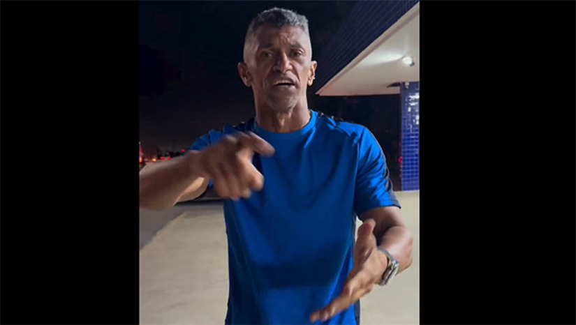 Imagem 1 - o PM aposentado havia sido preso no final da tarde desta sexta-feira, 10, pela PRF na BR 116, portando uma pistola de uso restrito, tentou enganar os policiais, e terminou sendo autuado também por fraude processual. Para ficar em liberdade, o juiz de Vitória da Conquista exigiu que ele mantivesse o endreço atualizado perante a autoridade judicial. Imagem 1 - o PM aposentado havia sido preso no final da tarde desta sexta-feira, 10, pela PRF na BR 116, portando uma pistola de uso restrito, tentou enganar os policiais, e terminou sendo autuado também por fraude processual. Para ficar em liberdade, o juiz de Vitória da Conquista exigiu que ele mantivesse o endreço atualizado perante a autoridade judicial.