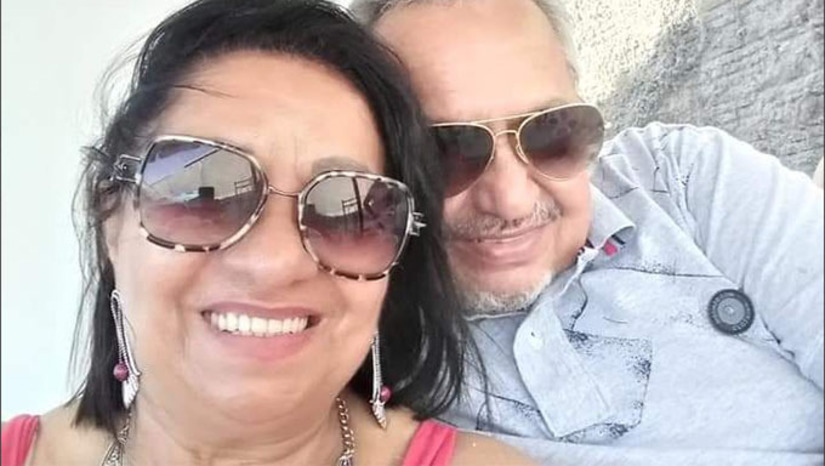 Imagem 1 - Seu José Maria estava indo deixar a esposa Francisca das Vitórias no Colégio Diocesano, onde sempre que precisavam a chamavam para ajudar em eventos. No cruzamento da Rua Duodéssimo Rosado com a Rua Francisco Eudes, um veículo bateu de frente na motocicleta que estavam se deslocando. Os dois foram socorridos pelo SAMU para o Hospital Tarcísio Maia, mas não resistiram aos ferimentos. Imagem 1 - Seu José Maria estava indo deixar a esposa Francisca das Vitórias no Colégio Diocesano, onde sempre que precisavam a chamavam para ajudar em eventos. No cruzamento da Rua Duodéssimo Rosado com a Rua Francisco Eudes, um veículo bateu de frente na motocicleta que estavam se deslocando. Os dois foram socorridos pelo SAMU para o Hospital Tarcísio Maia, mas não resistiram aos ferimentos.
