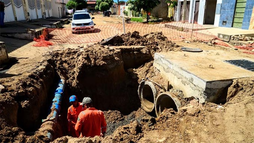 Imagem 1 - O projeto de drenagem urbana é um marco para a cidade, refletindo o compromisso com uma gestão municipal que prioriza a sustentabilidade e o bem-estar de seus habitantes. As intervenções estão sendo realizadas em pontos estratégicos da cidade, incluindo áreas com histórico de alagamentos e zonas de grande circulação de pessoas, nos bairros Aeroporto I - rua Deoclécio Florêncio Freire, com ampliação de drenagem; no bairro Santo Antônio - rua Zeca Cirilino, com a construção de calhas; e no bairro Barrocas com recuperação de canal. Cada localidade foi cuidadosamente escolhida após estudos técnicos que identificaram os pontos críticos para a intervenção. Imagem 1 - O projeto de drenagem urbana é um marco para a cidade, refletindo o compromisso com uma gestão municipal que prioriza a sustentabilidade e o bem-estar de seus habitantes. As intervenções estão sendo realizadas em pontos estratégicos da cidade, incluindo áreas com histórico de alagamentos e zonas de grande circulação de pessoas, nos bairros Aeroporto I - rua Deoclécio Florêncio Freire, com ampliação de drenagem; no bairro Santo Antônio - rua Zeca Cirilino, com a construção de calhas; e no bairro Barrocas com recuperação de canal. Cada localidade foi cuidadosamente escolhida após estudos técnicos que identificaram os pontos críticos para a intervenção.