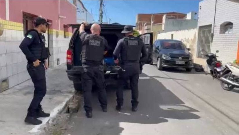 Imagem 1 -  Polícia captura traficante foragido da justiça e apreende drogas em Areia Branca. A prisão aconteceu na manhã desta segunda-feira (13), na localidade conhecida como "Rua do Metrô", em Areia Branca. Lucas Matheus Gregorio de Andrade, o “Lucas Zagueiro”, ainda tentou fugir, pulando muros das residências, mas acabou sendo capturado. Na ocasião, os policiais também apreenderam vários tipos de entorpecentes, tesoura, uma faca peixeira, lâminas de barbear, uma balança de precisão e materiais utilizados para embalar os entorpecentes. 