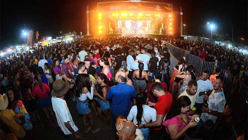 Imagem 1 -  Em 2024, a Festa do Bode acontecerá de 8 a 11 de agosto. A Caprifeira é promovida pela Prefeitura de Mossoró, através da Secretaria Municipal de Agricultura e Desenvolvimento Rural (Seadru). A Festa do Bode faz parte do Calendário Estadual de Exposições Agropecuárias.   O lançamento da maior Caprifeira do Rio Grande do Norte ocorrerá no Parque de Exposições Armando Buá. O evento está marcado para as 11 horas.