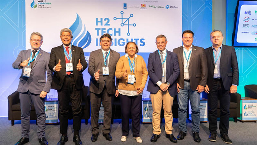 Imagem 1 - Consórcio Nordeste debate novas tecnologias e transição energética com empresas belgas. Os governadores estão participando da World Hydrogen 2024, em Roterdã, na Holanda. No segundo dia de ações na Europa, foi realizada visita guiada ao Pavilhão da Associação Alemã de Fabricantes de Máquinas e Instalações Industriais e também aos estandes da Renânia do Norte-Westfalia, e fez reuniões com as empresas John Cockerill e 2G. Cogeneration. A governadora Fátima Bezerra, presidenta do Consórcio, também participou de reuniões com empresas investidoras, como a Green Energy Park, uma das maiores no setor de hidrogênio e amônia verde, para dialogar sobre projetos e diferenciais competitivos do Rio Grande do Norte para a produção, armazenamento, transporte e comercialização de hidrogênio e amônia verde. Imagem 1 - Consórcio Nordeste debate novas tecnologias e transição energética com empresas belgas. Os governadores estão participando da World Hydrogen 2024, em Roterdã, na Holanda. No segundo dia de ações na Europa, foi realizada visita guiada ao Pavilhão da Associação Alemã de Fabricantes de Máquinas e Instalações Industriais e também aos estandes da Renânia do Norte-Westfalia, e fez reuniões com as empresas John Cockerill e 2G. Cogeneration. A governadora Fátima Bezerra, presidenta do Consórcio, também participou de reuniões com empresas investidoras, como a Green Energy Park, uma das maiores no setor de hidrogênio e amônia verde, para dialogar sobre projetos e diferenciais competitivos do Rio Grande do Norte para a produção, armazenamento, transporte e comercialização de hidrogênio e amônia verde.